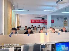 会议室里的人们描述已自动生成